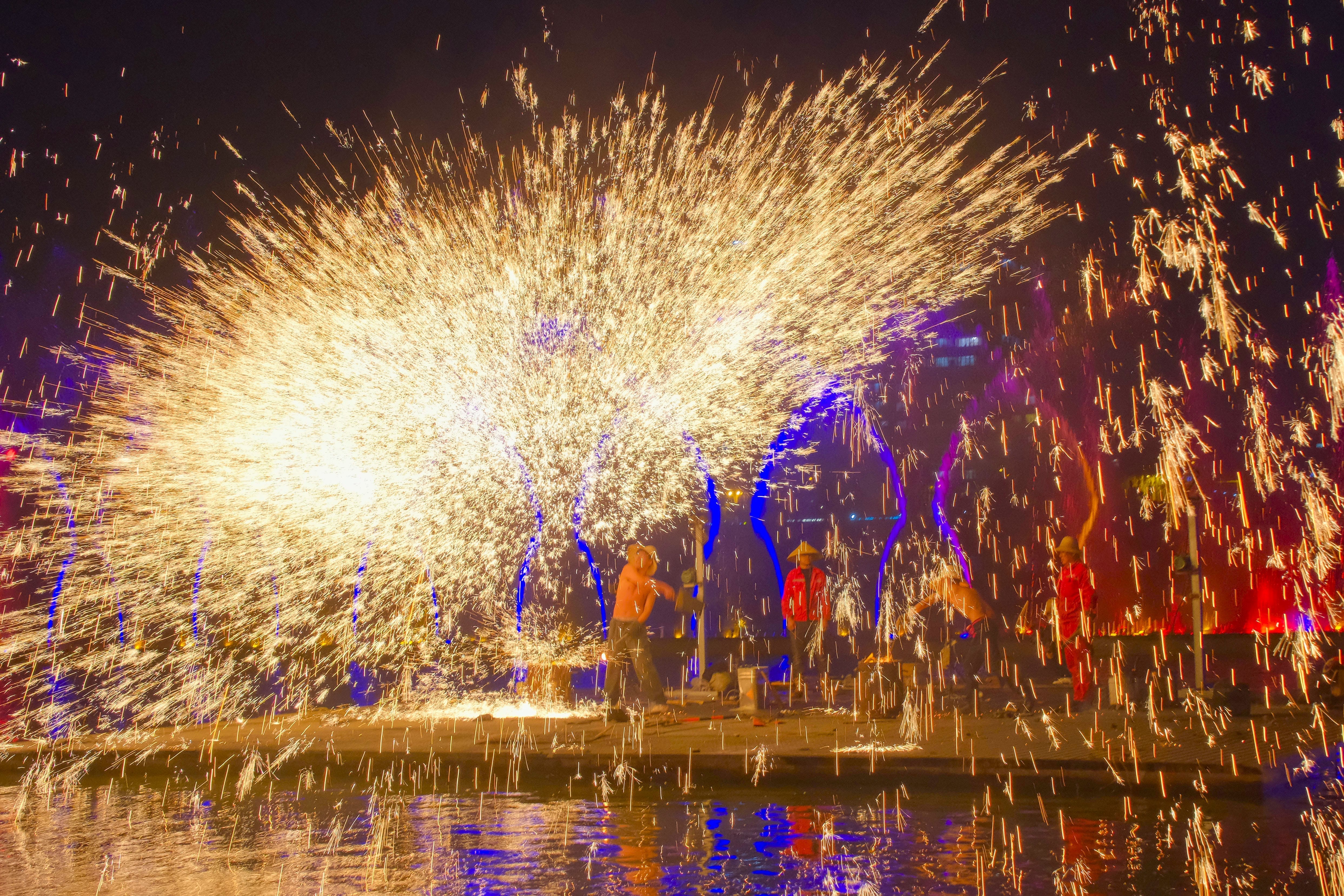 非遗打铁花上演